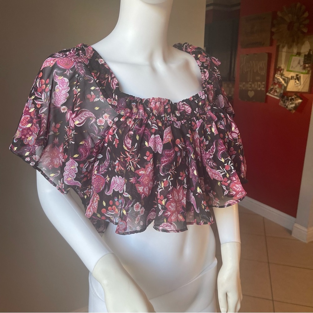 New Women’s floral top size Medium
New without tags 
Flowy top and stretchy - Picture 2 of 9
